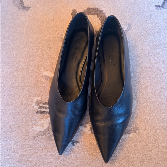 Black Leather Pointed Toe Flats: Great Condition - Picture 3 of 5